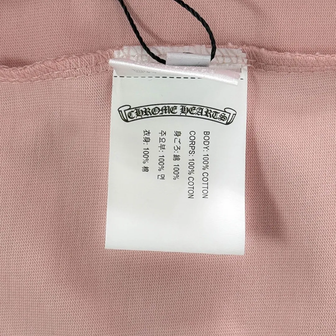 P180 Chrome Hearts Chrome Hearts 25 high version. The fabric is made of 300g high-density pure cotton. It does not deform or shrink. It has three labels. It is the same style for men and women. Technology: patch embroidery + original development hardware. Color: white, black, pink. SIZE: S-XL
